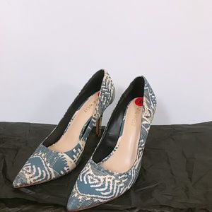 NINE WEST BLUE PATTERN HEELS